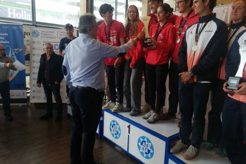 El vicerrector Antonio Guerrero entrega las medallas a los ganadores.